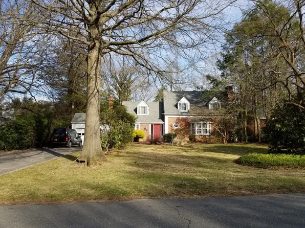 10 Orchard Meadow Rd, Williston Park, NY 11596