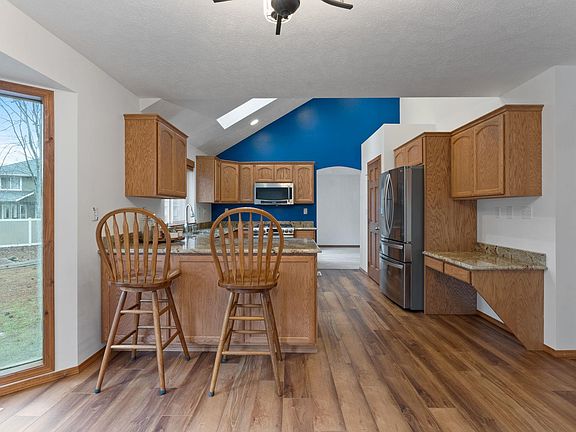 3rd image of 6909 N Foxwood Ct