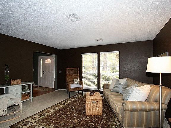 Entry/Living Room