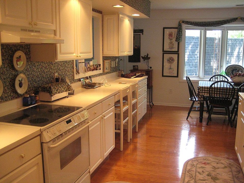 L Shaped Eat In Kitchen