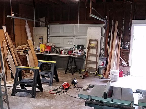 Large Garage W/D hook up