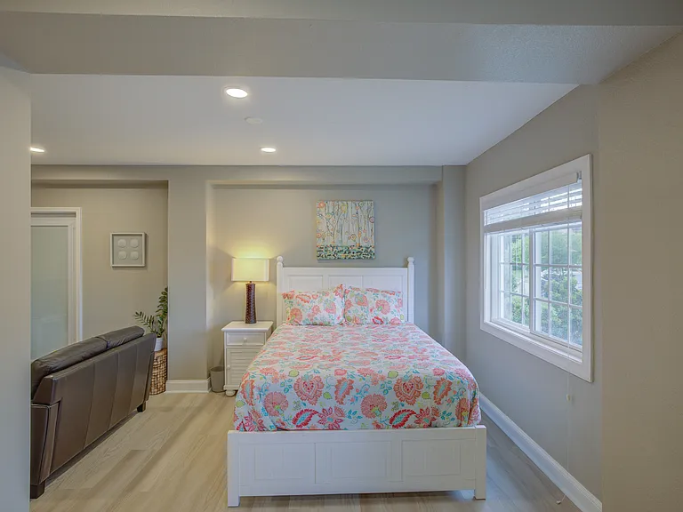 309 Teal Cres #B — Photo 6
