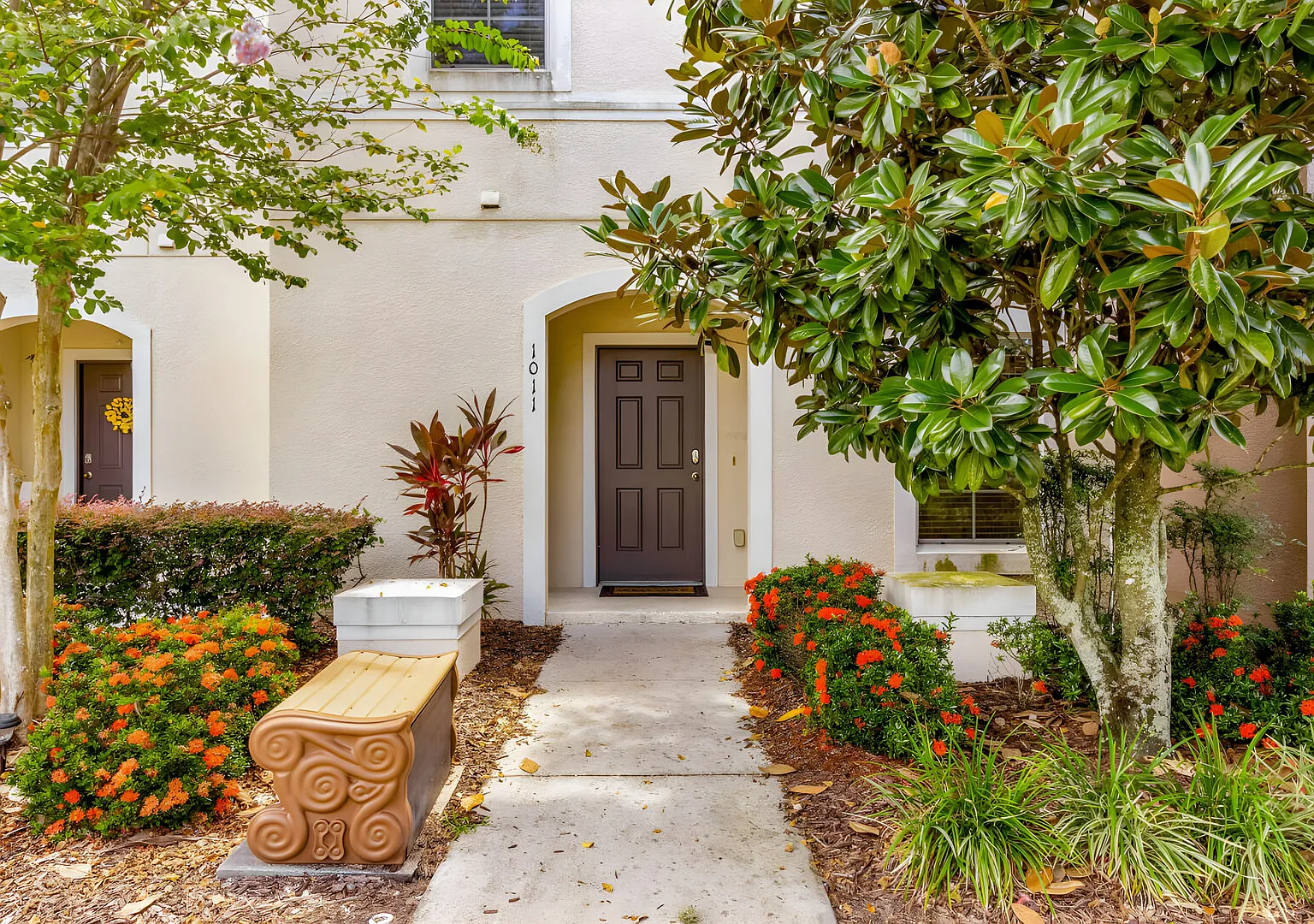 Vista Gorgeous 3 Bedroom TH in Gated Resort Comm — Photo 1