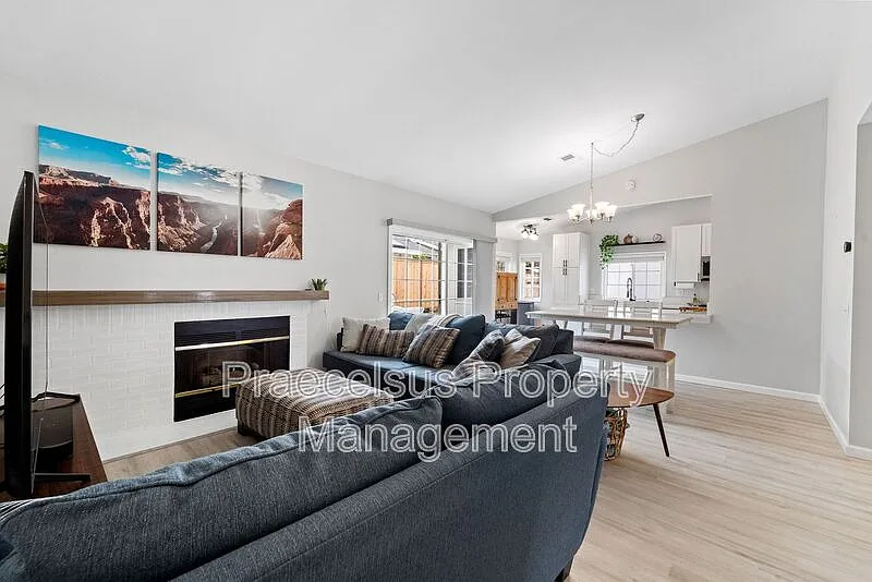 3 bed, 2.0 bath, 2167 sqft, $4,300 — Photo 2