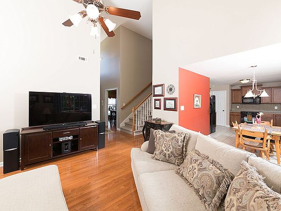 4th image of 982 Haggard Dr