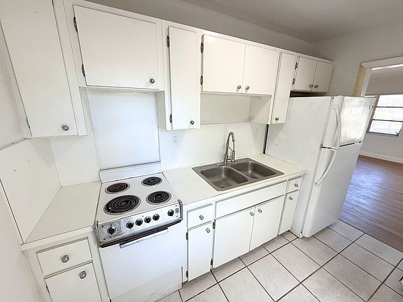 4th image of 300 NE 4th St APT 8
