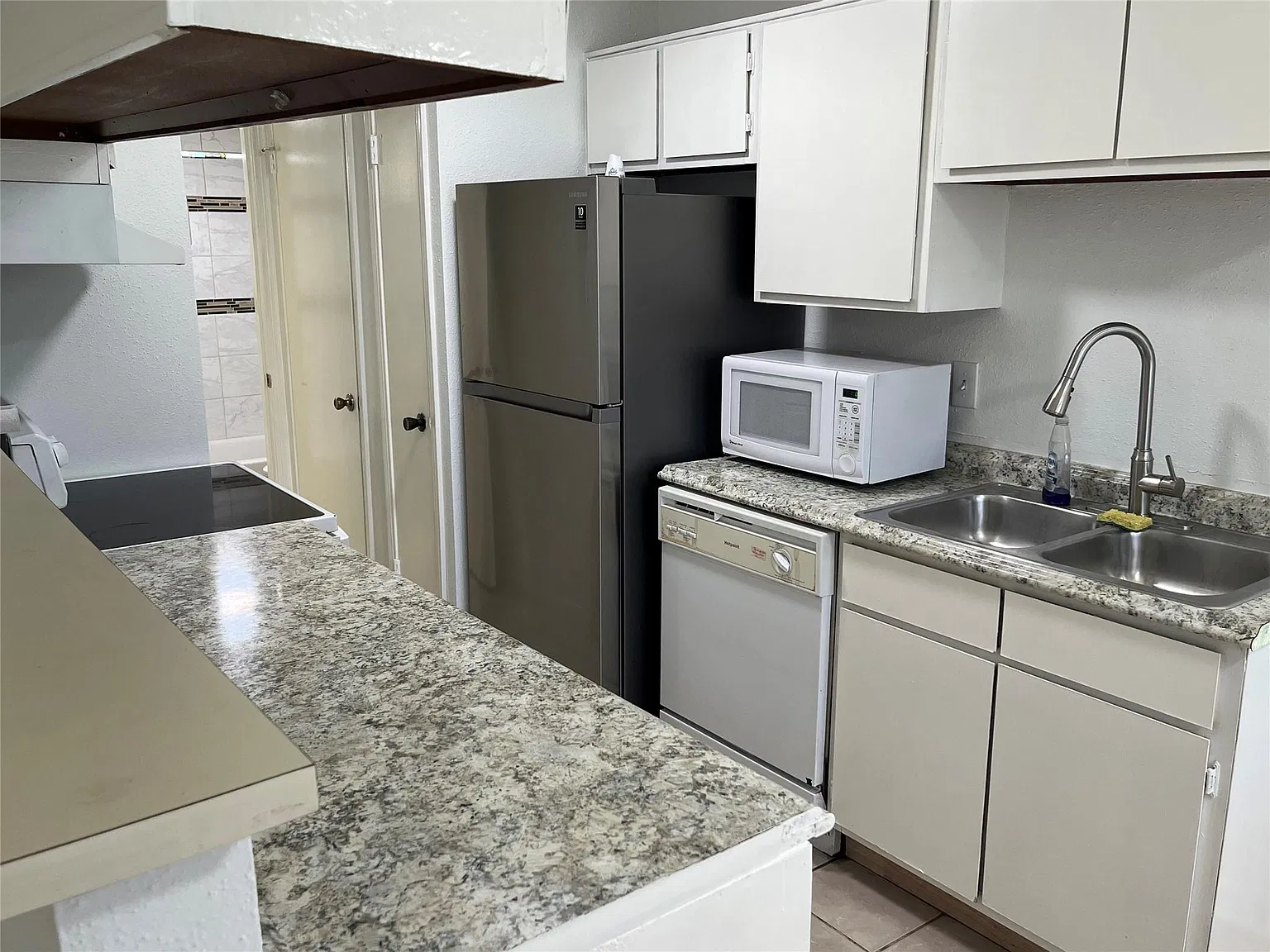 1 bed, 1.0 bath, 704 sqft, $975 — Photo 2