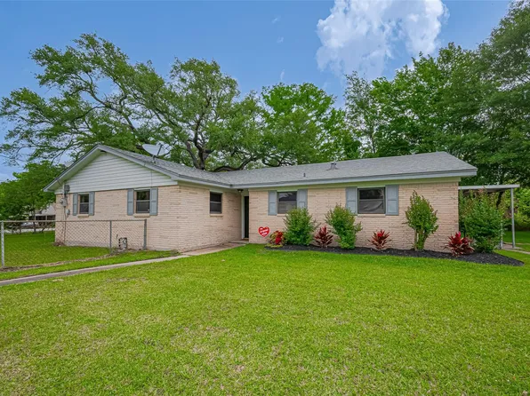 111 N 11th St, Highlands, TX 77562