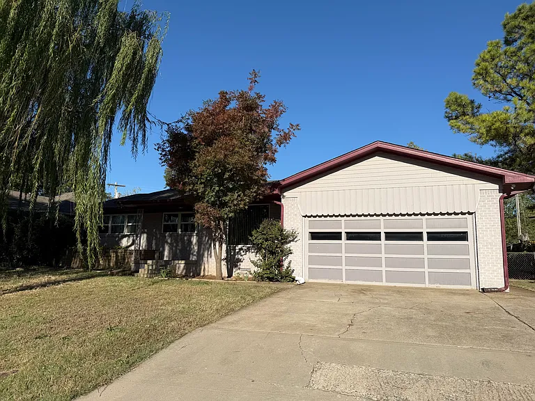 9641 Village Dr — Photo 2