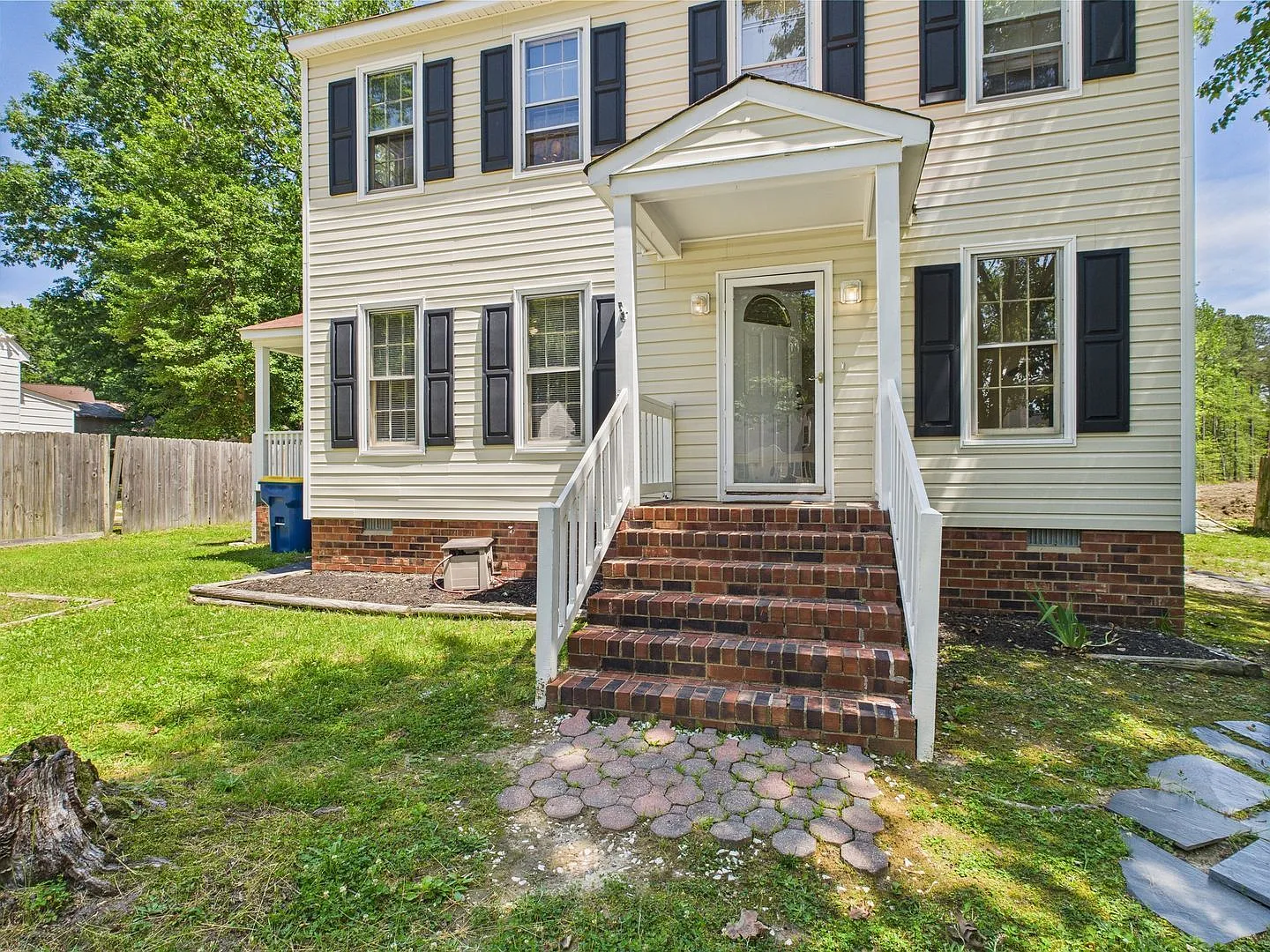 3 bed, 2.5 bath, 1388 sqft, $2,310 — Photo 2