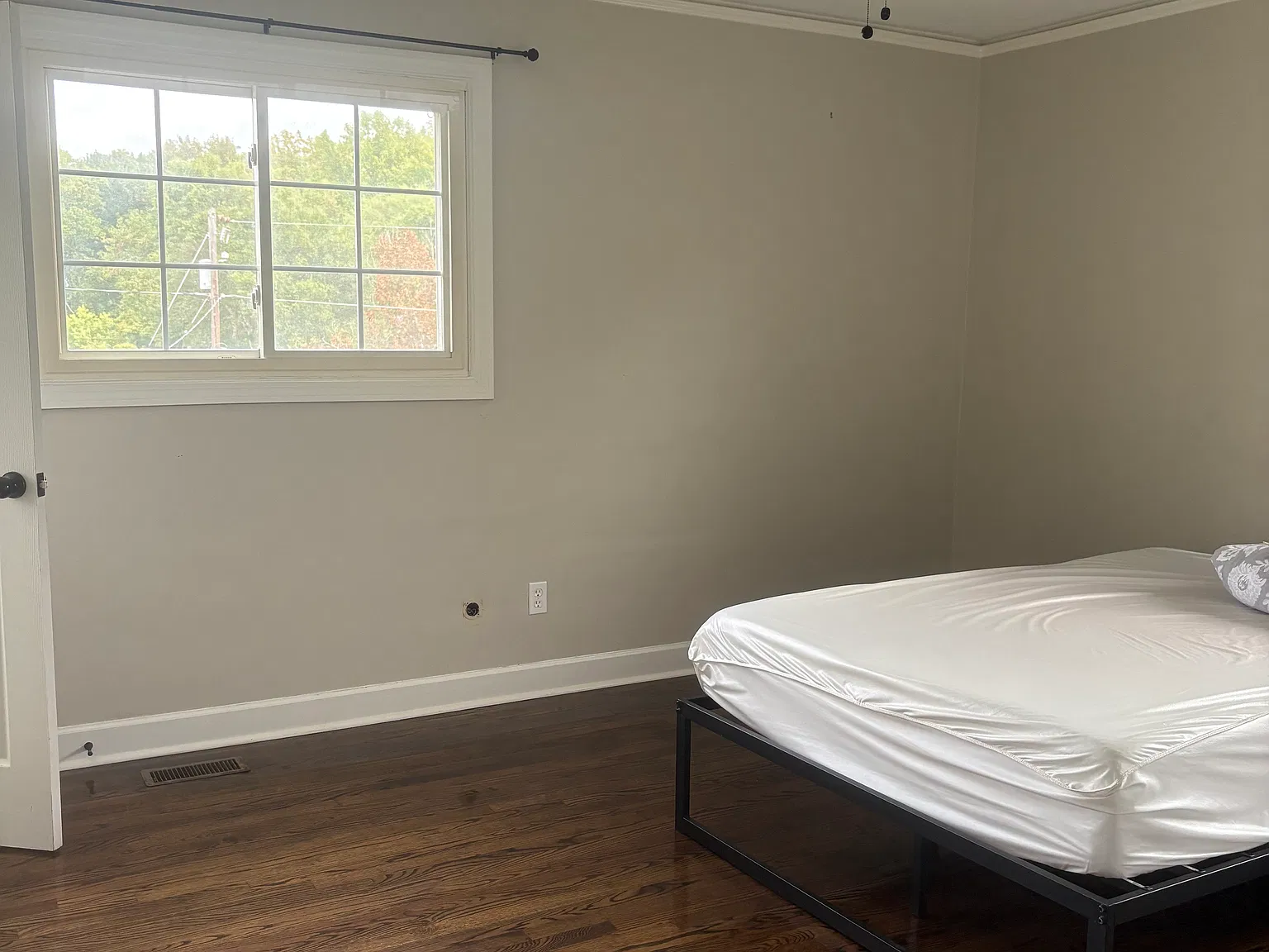 4 bed, 2400 sqft, $825 — Photo 4