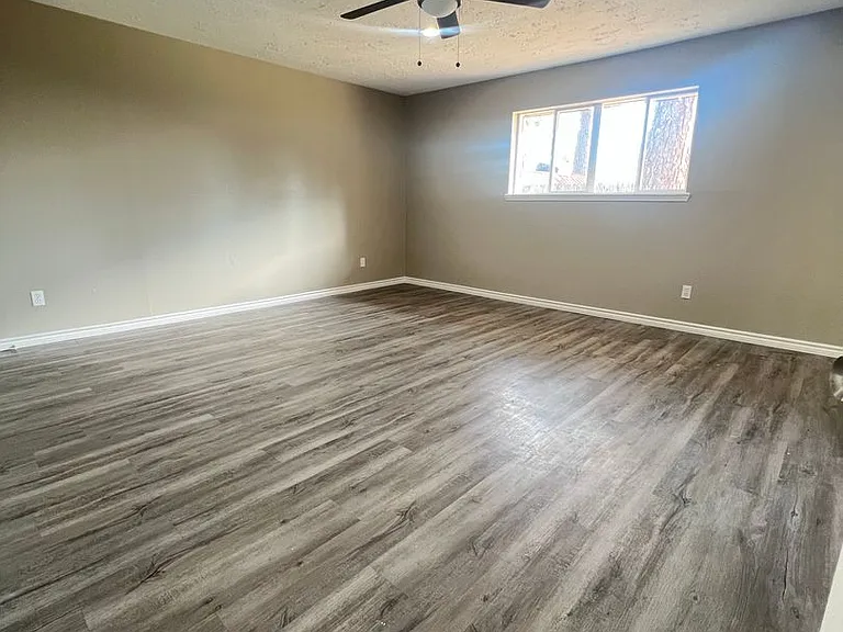 2410 Rolling Glen Dr — Photo 3