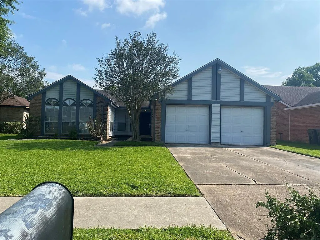 3 bed, 2.0 bath, 1768 sqft, $2,000 — Photo 1