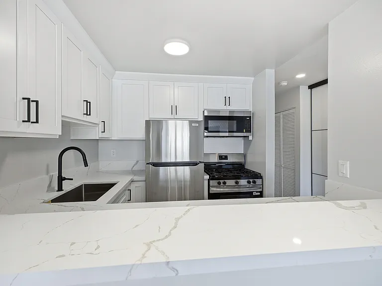 1433 S Hoover St #5 — Photo 3