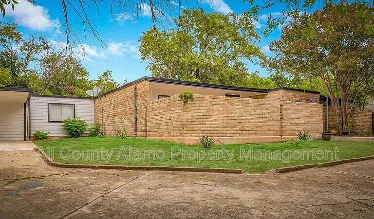 211 Beechwood Ln — Photo 3