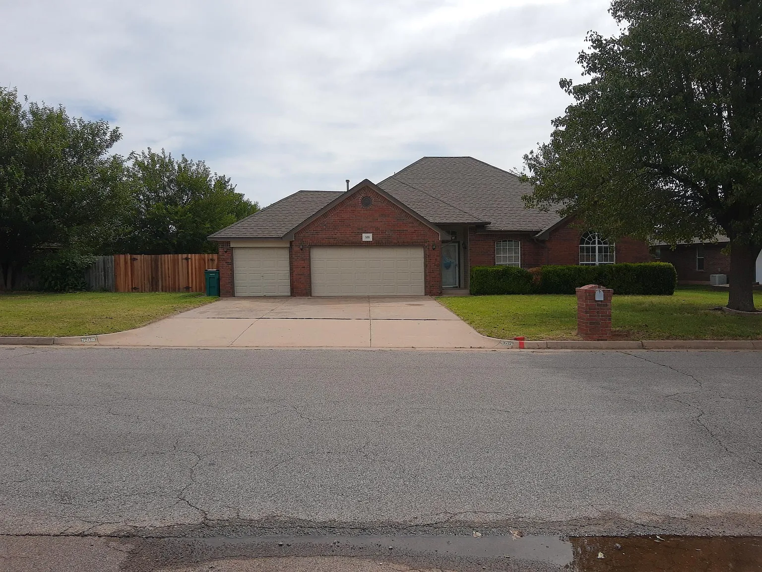 3 bed, 1850 sqft, $1,835 — Photo 1