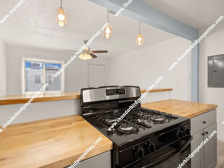 1221 San Mateo Blvd SE — Photo 5