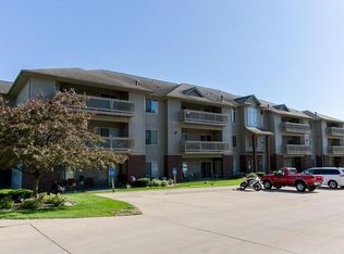 250 Cimarron Dr UNIT 121, Hiawatha, IA 52233