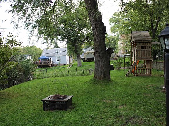 2nd image of 2922 Douglas St