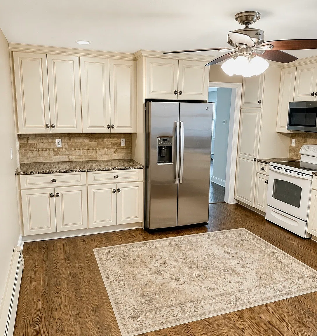 3 bed, 1.5 bath, 2656 sqft, $4,000 — Photo 4