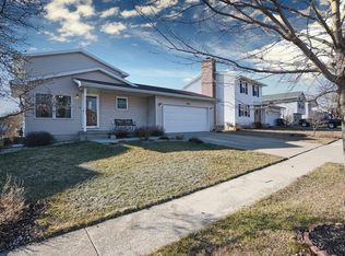 2723 Rocksbury Dr, Bloomington, IL 61705