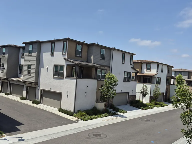 Stratus Dr — Photo 3