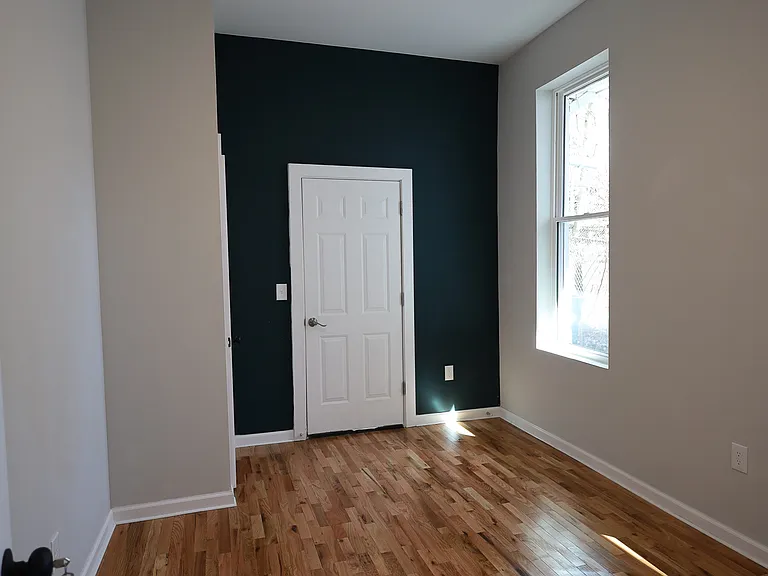652 Delhi Ave — Photo 17