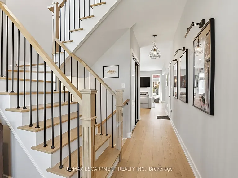 111 Greenstem Cres — Photo 4