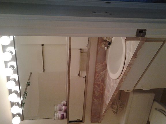 Full size tub Bathroom