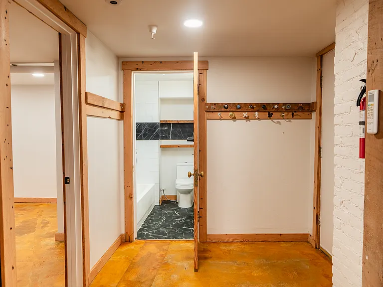 1815 NW Hoyt St #1 — Photo 16