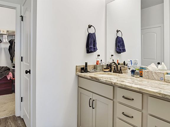 5th image of 207 Holt St