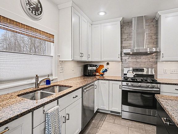 5th image of 884 Wells St