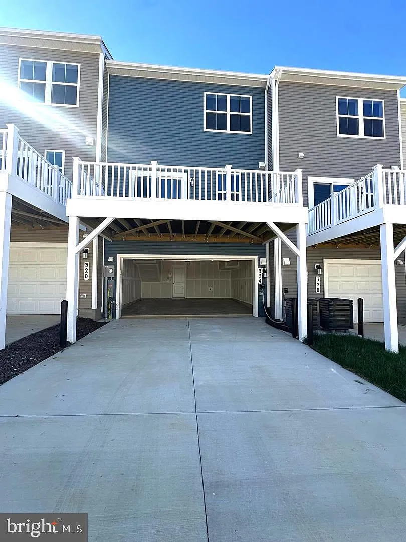 3 bed, 4.0 bath, 1766 sqft, $2,100 — Photo 3