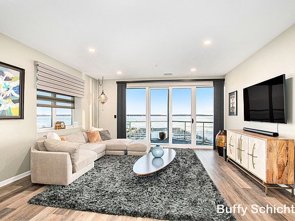 4th image of 2964 Lakeshore Dr Unit E304