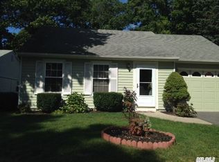 158 Brownfield Dr, Ridge, NY 11961