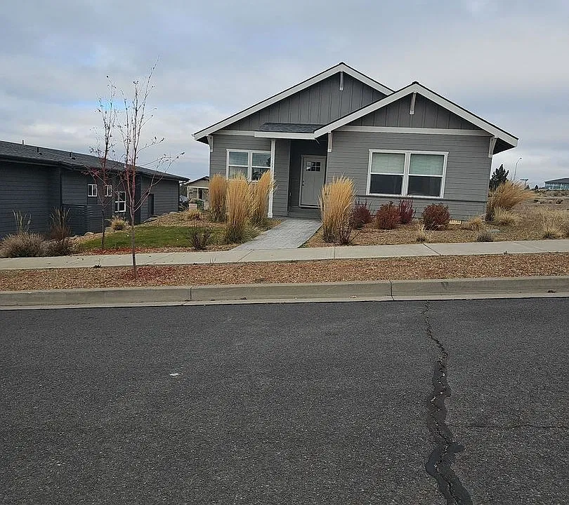 1074 SE Balsamroot Ln