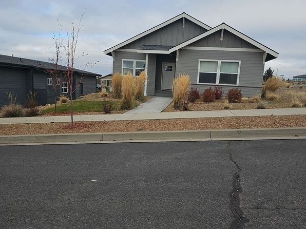 1074 SE Balsamroot Ln