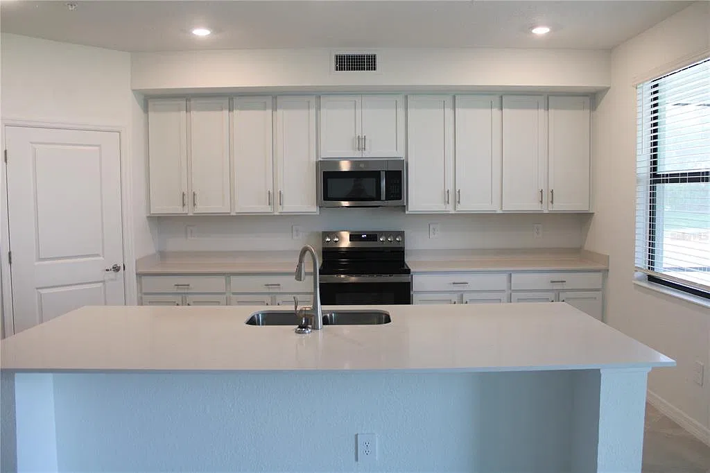 3 bed, 2.0 bath, 1741 sqft, $3,995 — Photo 3