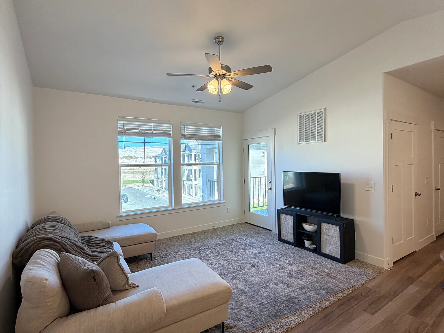 3 bed, 1272 sqft, $1,950 — Photo 4