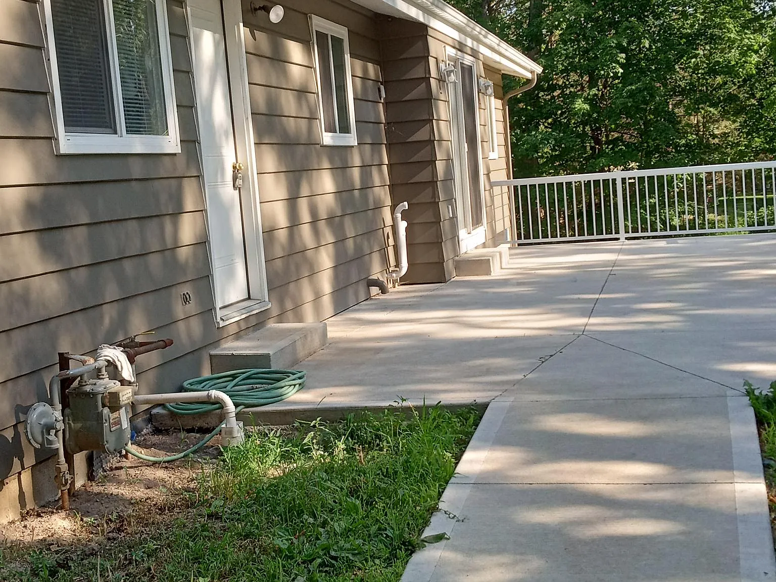 3 bed, 2440 sqft, $2,500 — Photo 2