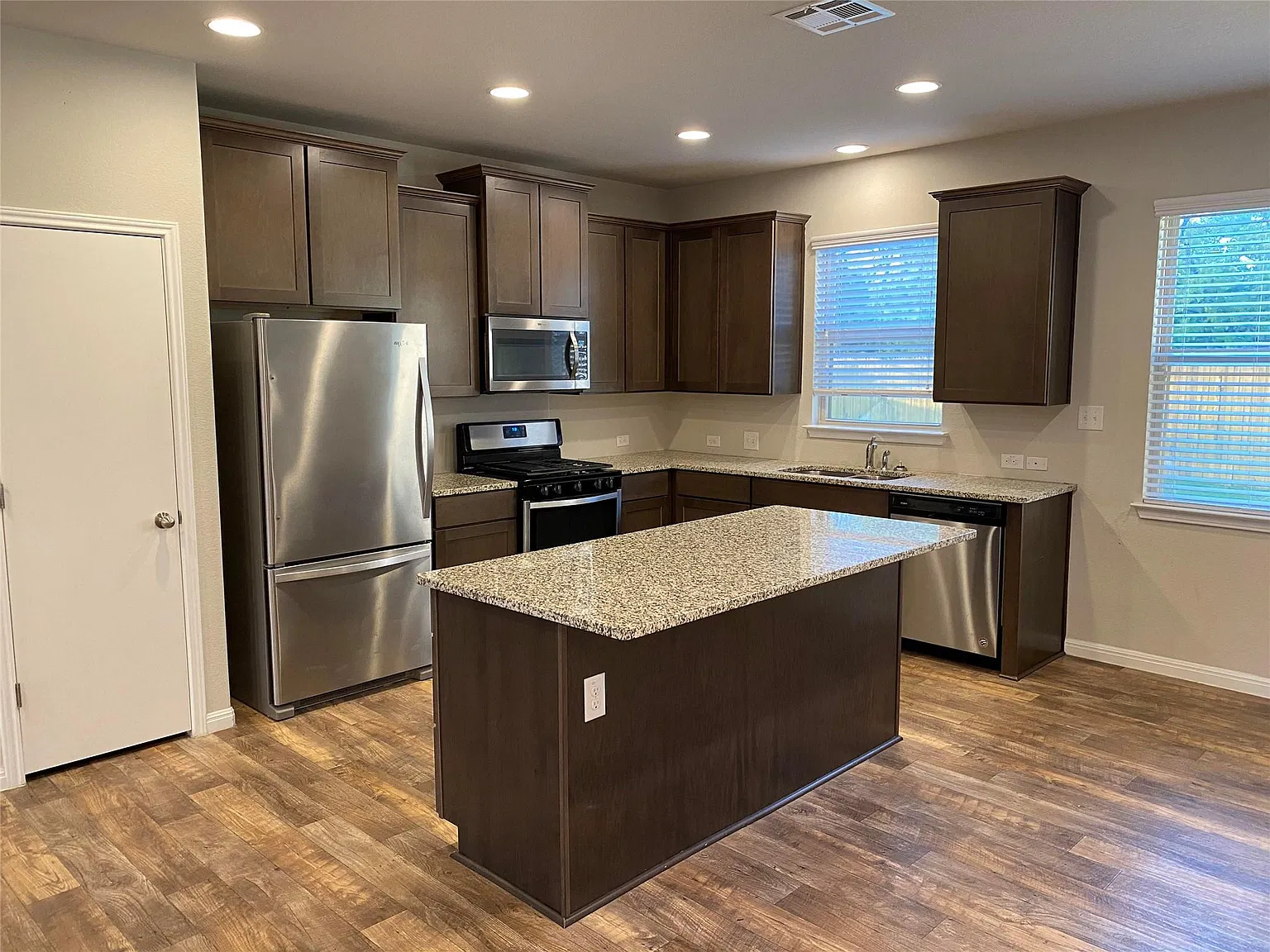 3 bed, 2.0 bath, 1367 sqft, $2,250 — Photo 4