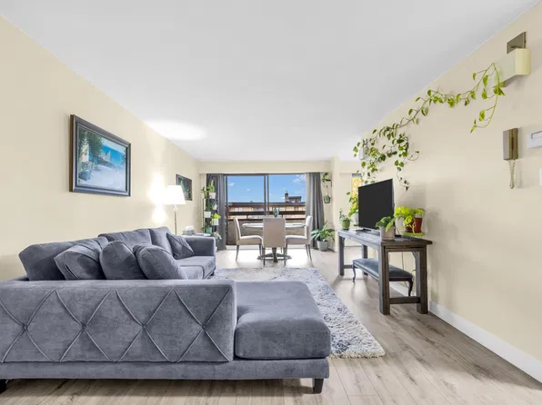 515 11th St #203, New Westminster, BC V3M 4G4