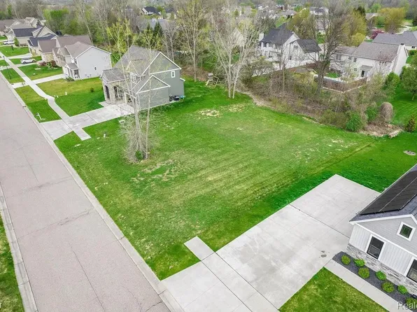 9005 Championship Dr, Davison, MI 48423