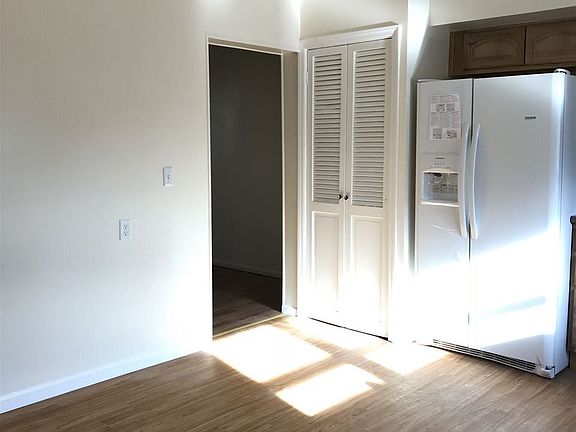 3rd image of 819 Pavonia Ave