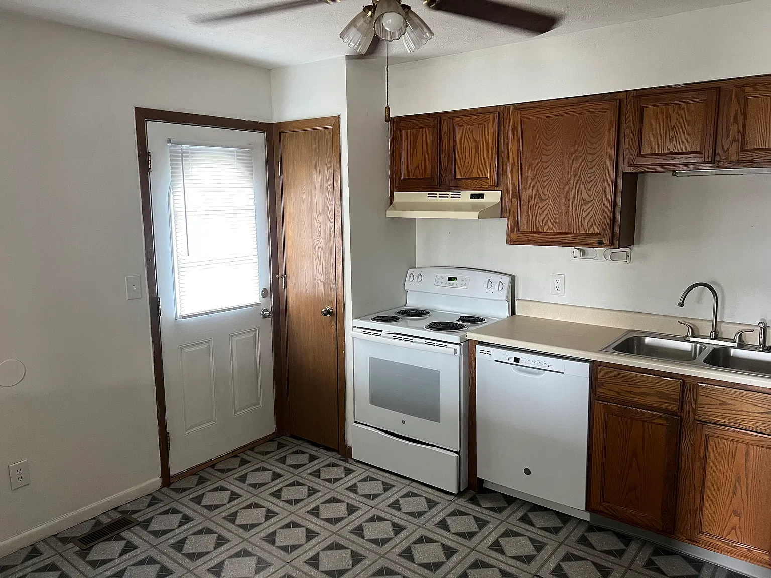2 bed, 780 sqft, $1,200 — Photo 3