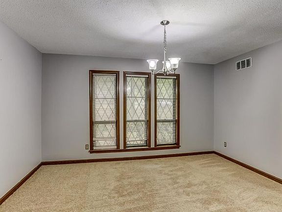 3rd image of 2619 Kenwood Ln