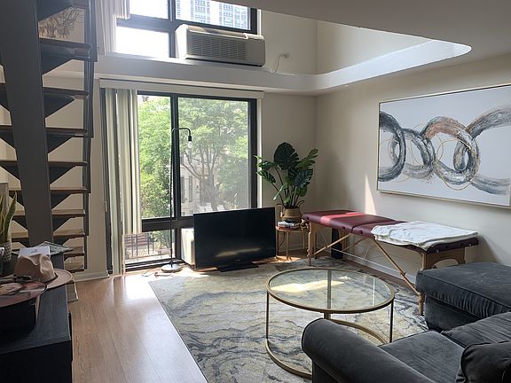 5th image of 1221 N Dearborn Pkwy #201