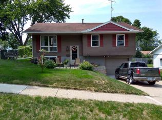 4501 White Pine Dr NE, Cedar Rapids, IA 52402