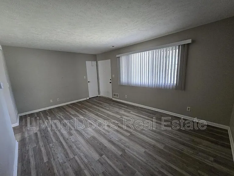 4715 Gladstone St — Photo 7