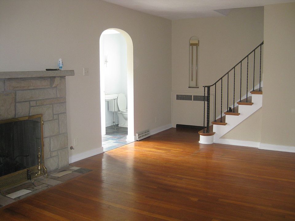 Living Room\Entry\PowderRoom